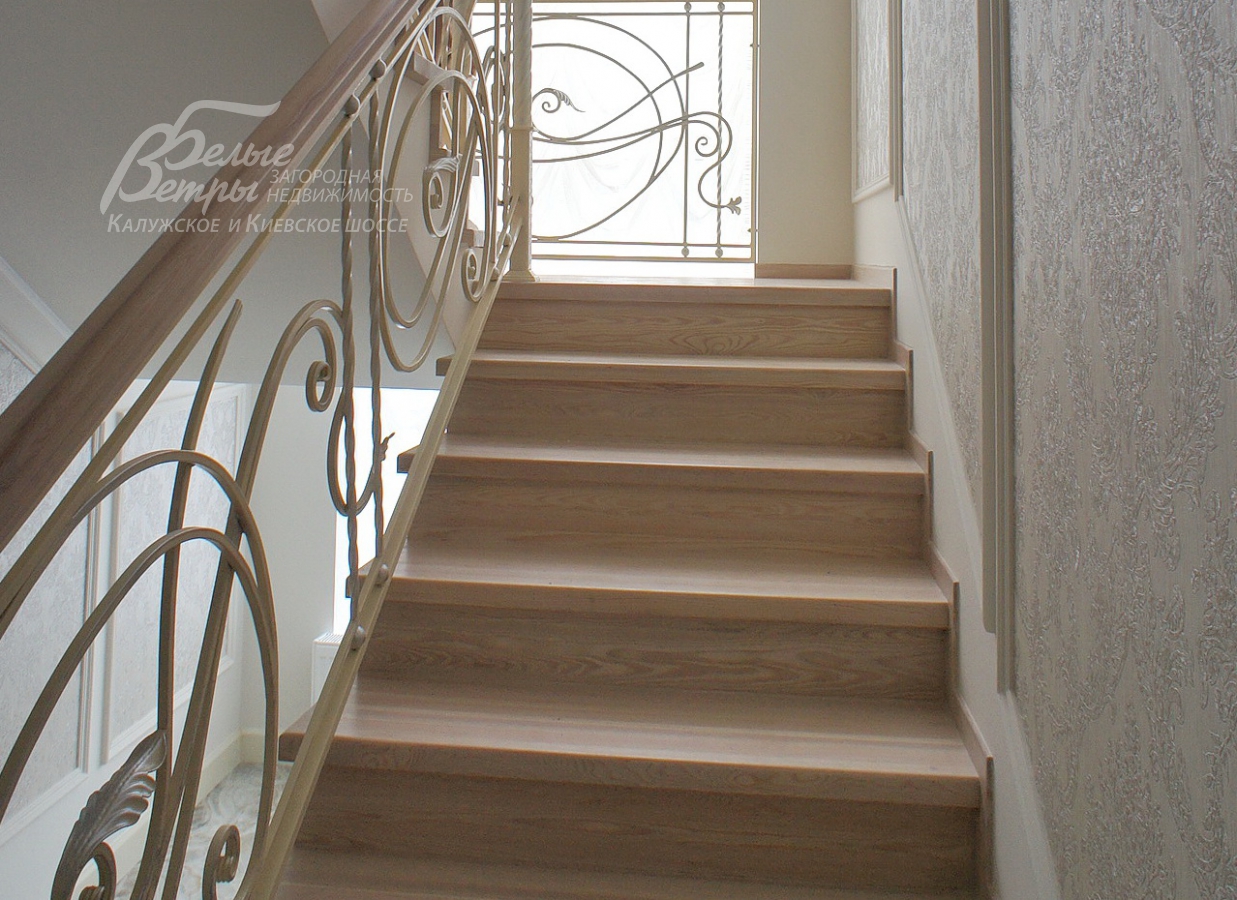 Лестница монолитная ж/б шириной 1м, деревянные ступени из лиственницы